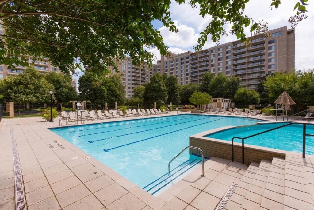 Awesome 1 Bedroom Apt + Den At Crystal City With Gym Arlington Kültér fotó